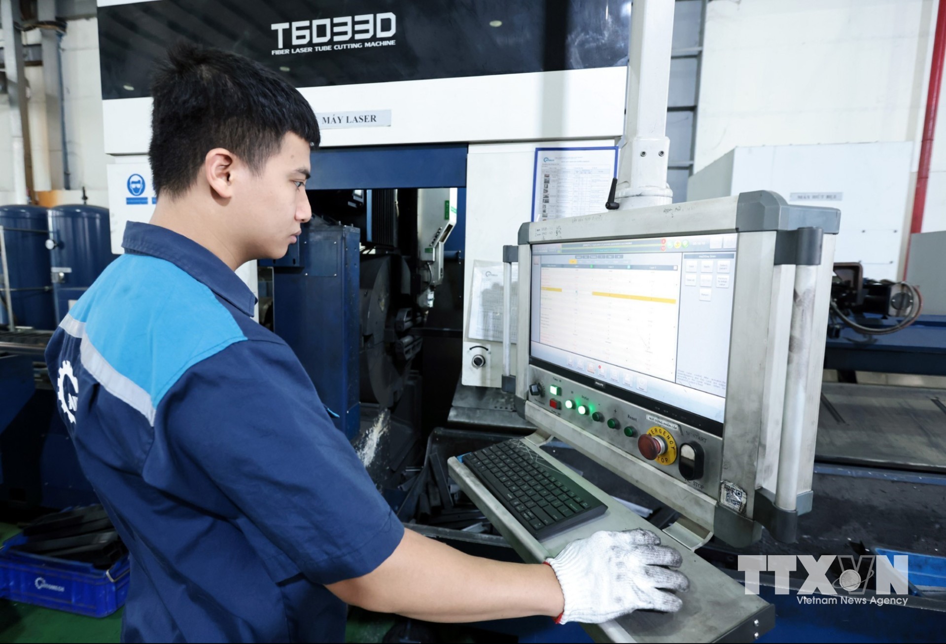Điều khiển máy cắt thép ống bằng công nghệ lazer. (Ảnh: Trần Việt/TTXVN)